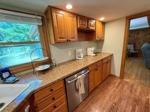 Great Sacandaga Lake 4 Season Cabin - Leaf Peeping Availability!