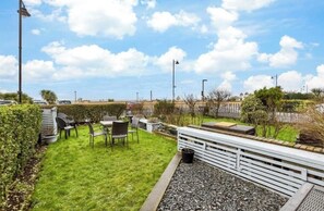 Outdoor dining - Herne Bay Ground Floor 1-Bed Flat with Direct Seaview and Private Front Garden (Herne Bay)