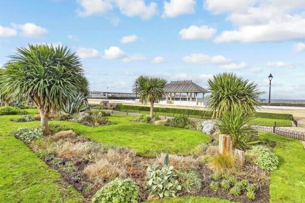 Property grounds - Herne Bay Ground Floor 1-Bed Flat with Direct Seaview and Private Front Garden (Herne Bay)