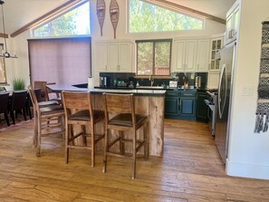 Mikrobølgeovn, ovn, kokeplater og oppvaskmaskin