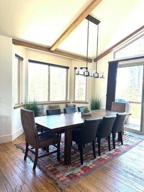 Dining - Spacious 4-bedroom house with beautiful views in South Lake Tahoe (South Lake Tahoe)
