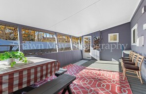Outdoor dining - NEWLY RENOVATED MODERN 4BR, 3BTH COLONIAL HOME 2 LEVELS AC  Near All, NYC Access (Wheatley Heights)
