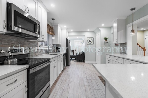 Fridge, microwave, oven, stovetop - NEWLY RENOVATED MODERN 4BR, 3BTH COLONIAL HOME 2 LEVELS AC Near All, NYC Access (Wheatley Heights)