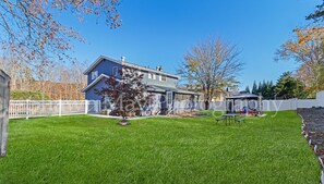 Property grounds - NEWLY RENOVATED MODERN 4BR, 3BTH COLONIAL HOME 2 LEVELS AC  Near All, NYC Access (Wheatley Heights)