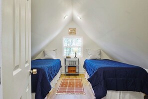 3 quartos, ferros/tábuas de passar roupa, roupa de cama