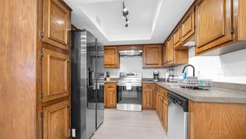Coffee/tea maker, fridge, microwave, oven