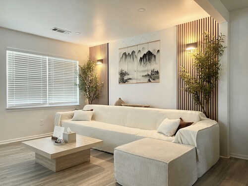 Chic Main Suite Private - EV Charging & Parking