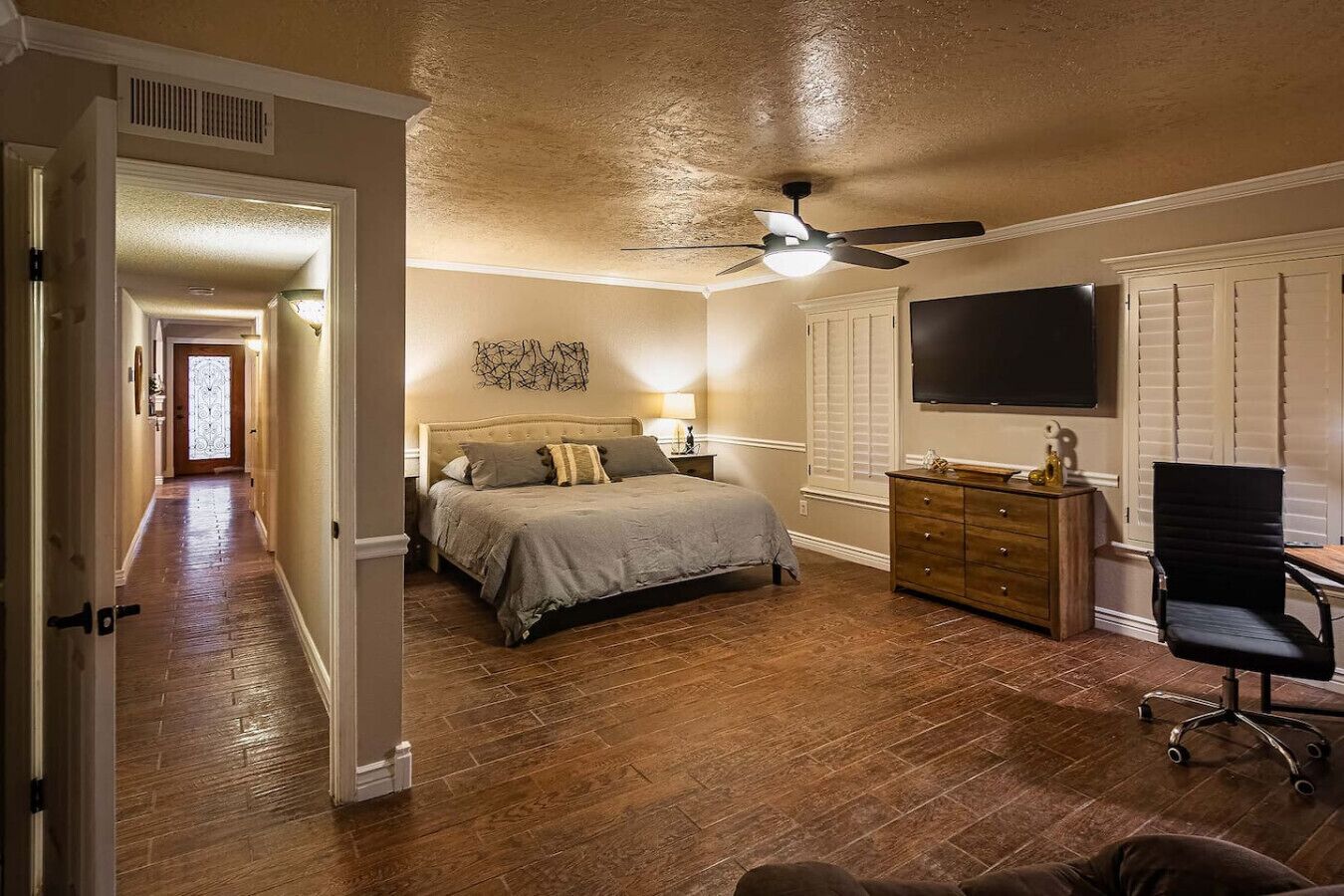 2 多间卧室、办公桌、WiFi、床单