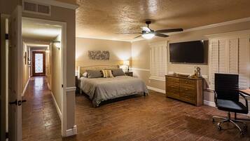 2 makuuhuonetta, työpöytä, Wi-Fi, vuodevaatteet