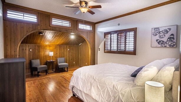 A bedroom with a wooden ceiling, a bed, a desk, two chairs, and a window with blinds. - Cozy Home w/Private Patio, KingBed, Fireplace, BBQ (El Paso)