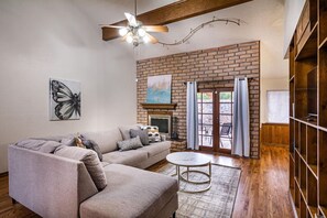 TV, fireplace - Cozy Home w/Private Patio, KingBed, Fireplace, BBQ (El Paso)