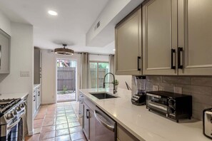 Réfrigérateur, micro-ondes, plaque de cuisson, cafetière/bouilloire