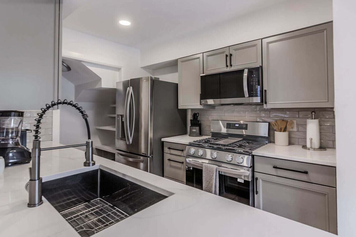 Een koelkast, een magnetron, een kookplaat