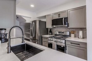 Refrigerador, microondas, parrilla de estufa y cafetera y tetera 