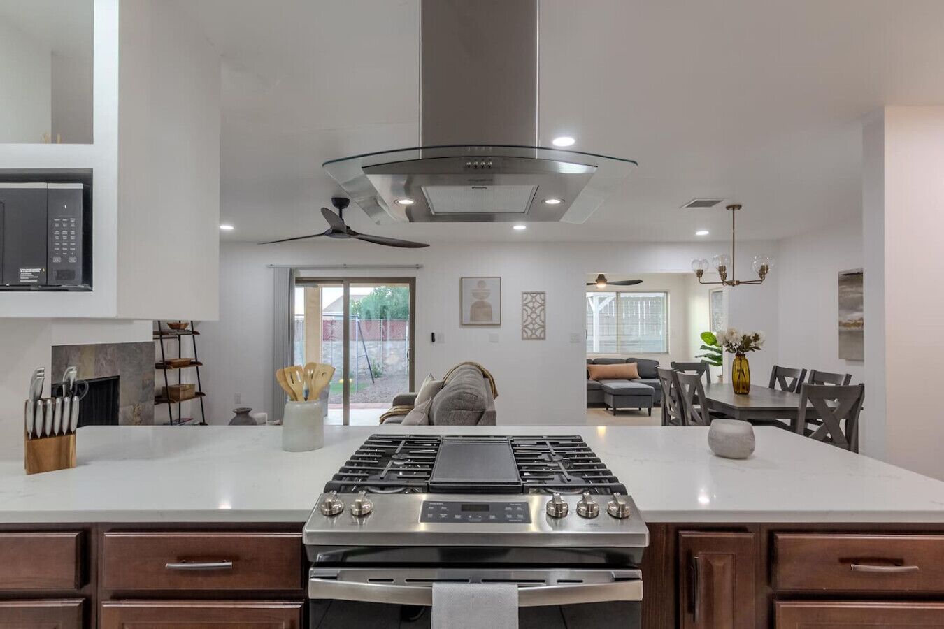 Kjøleskap, mikrobølgeovn, kokeplater og kaffetrakter/tekoker