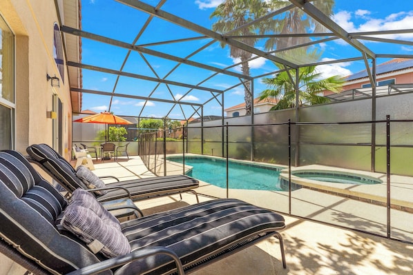 Piscina externa, guarda-sóis, espreguiçadeiras