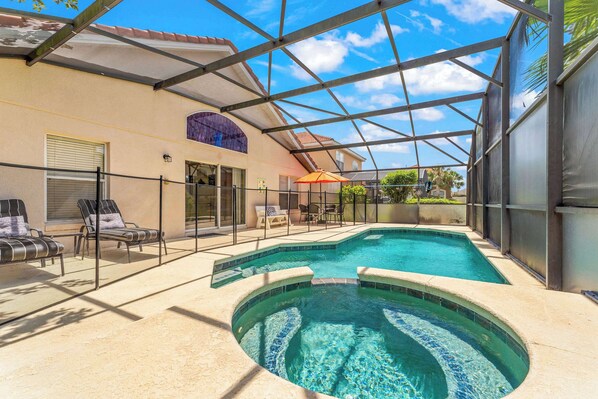 Piscine extérieure, parasols de plage, chaises longues