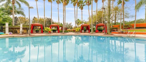 室外游泳池,提供泳池遮陽傘和日光浴躺椅