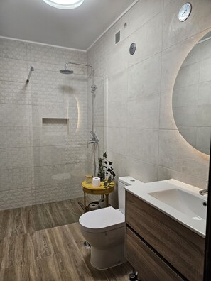 Shower, hair dryer, towels, soap - 7km from the beach and 14km from downtown Lisbon. Cozy, family-friendly apartment! (Almada)