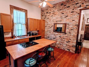 Een microgolfoven, een oven, een kookplaat, een vaatwasser