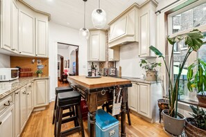 Dining - Salon Rouge, velvet and chic, Montreal chic! (Montréal)