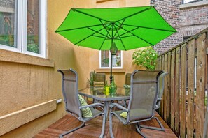 Outdoor dining - Salon Rouge, velvet and chic, Montreal chic! (Montréal)