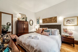 3 bedrooms, iron/ironing board, WiFi, bed sheets - Salon Rouge, velvet and chic, Montreal chic! (Montréal)