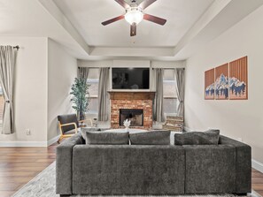 Smart TV - Family-Friendly 3BR Retreat Sleeps 10 King Suite Bunks and Office (Lake Dallas)