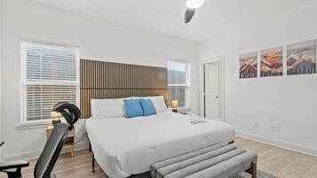 3 quartos, escrivaninha, ferros/tábuas de passar roupa