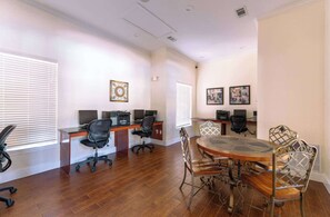Condo, nhiều giường, có thể sử dụng hồ bơi, quang cảnh vườn (Tuscan Paradise At Bella Piazza) | Trung tâm hành chính, văn phòng