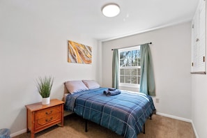 4 bedrooms, desk, iron/ironing board, free WiFi