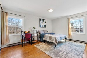 4 soverom, skrivebord, strykejern/-brett og wi-fi (inkludert)