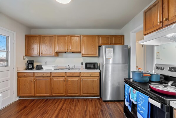 Jääkaappi, mikroaaltouuni, uuni, liesi