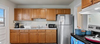 Easy Self Check-in 4BR Escape • Prime Walkable Location • Dining & Shops Nearby