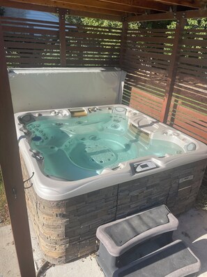 Bain à remous extérieur