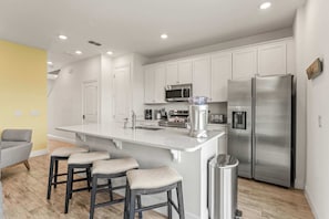 Residenza, letti multipli, patio (Waves of Relaxation) | Cucina privata | Frigorifero, microonde, forno, piano cottura