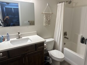 Haartrockner, Handtücher, Seife, Shampoo