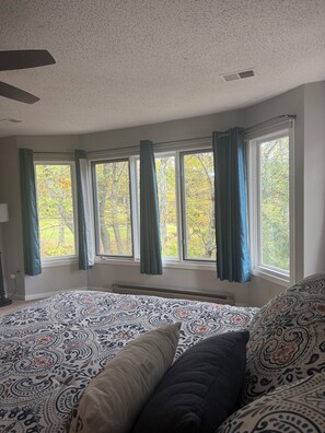 4 عدّة غرف نوم ومكواة/لوح كي وواي فاي وملاءات أسرّة