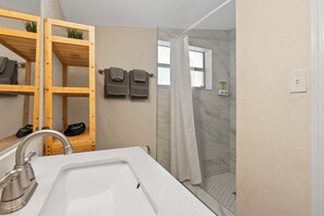 Een douche, een haardroger, handdoeken, zeep