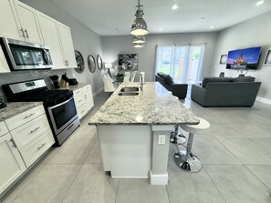 Kylskåp, mikrovågsugn, ugn och spishäll