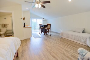 4 bedrooms, WiFi, bed sheets - Lakeside Retreat with Guest Cottage on 5+ Acres (Broadalbin)