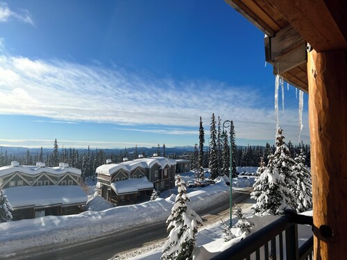 Cozy 3 bedroom townhouse in Happy Valley.  Dog friendly!