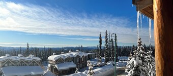 Cozy 3 bedroom townhouse in Happy Valley.  Dog friendly!