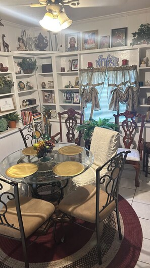 Dining - Beautiful downtown 3 bedrooms in a 4 bedroom house in lovely Orlando.Florida!!! (Orlando)