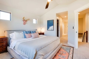 4 habitaciones, tabla de planchar con plancha, wifi y ropa de cama 