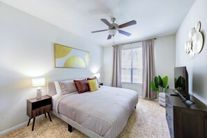 2 bedrooms, desk, iron/ironing board, free WiFi - Mid-Century Gem 2-Bedroom with Workspace Gym/Basketball Court & Great Pool! (The Woodlands)