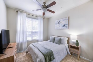 2 habitaciones, escritorio, tabla de planchar con plancha y wifi gratis 