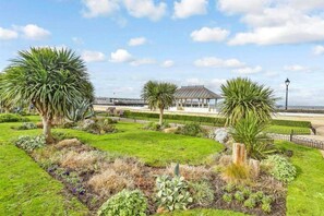 Property grounds - Stunning 1-bed Flat W/seaview, Garden Pet Friendly (Herne Bay)