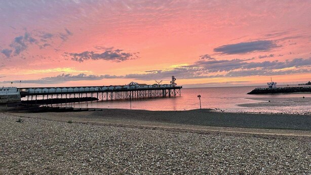 A pebbled beach with a pier extending into the water. - Stunning 1-bed Flat W/seaview, Garden Pet Friendly (Herne Bay)