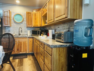 Adorable 2 Bedroom Unit with Boat Parking